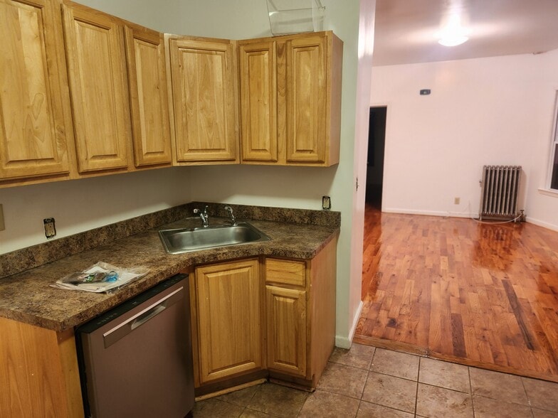 Building Photo - 68 Llewellyn Ave