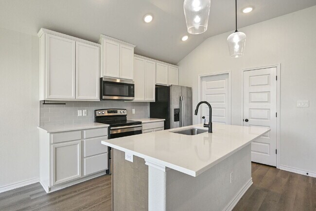 Building Photo - Immediate Move in - 3 Bedroom, 2 Bathroom Home in Rudder Pointe with Open Concept