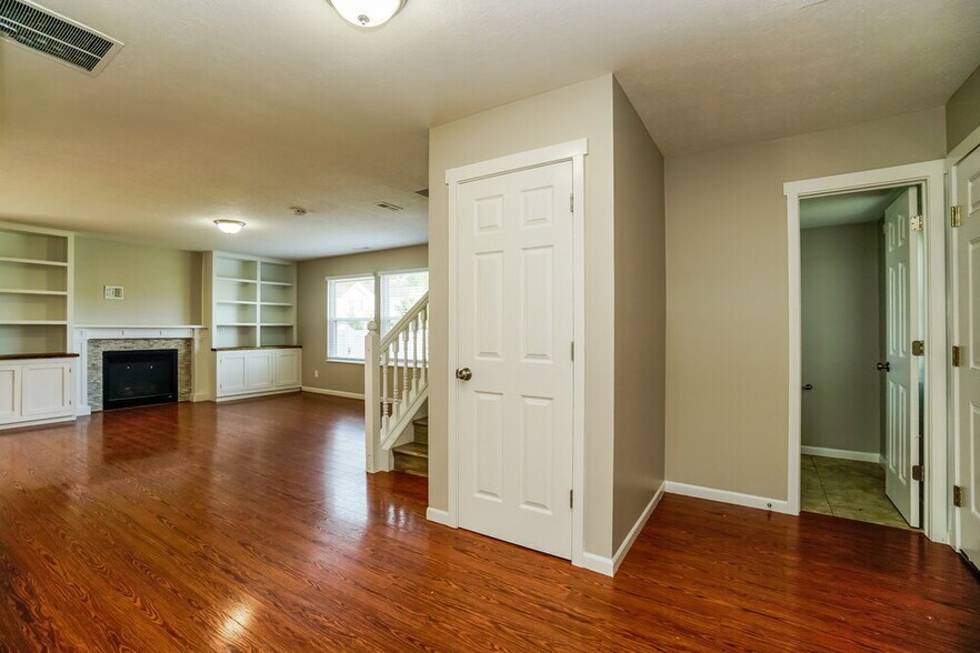 Building Photo - 6807 Willow Bloom Dr