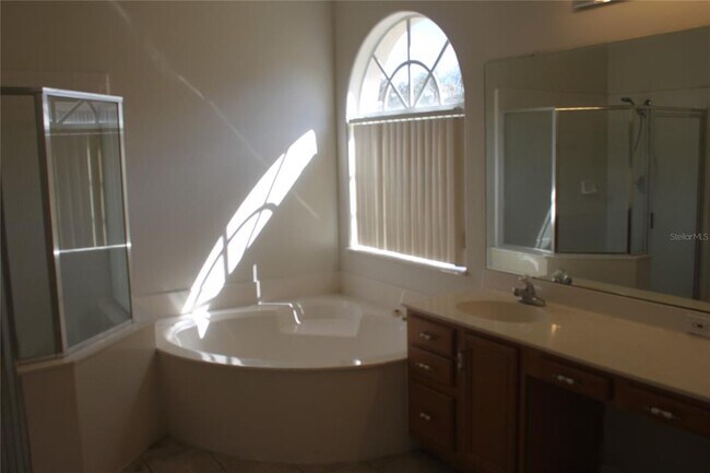 Building Photo - 1615 The Oaks Blvd