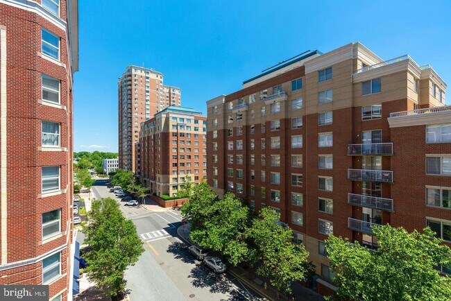 Building Photo - 820 N Pollard St