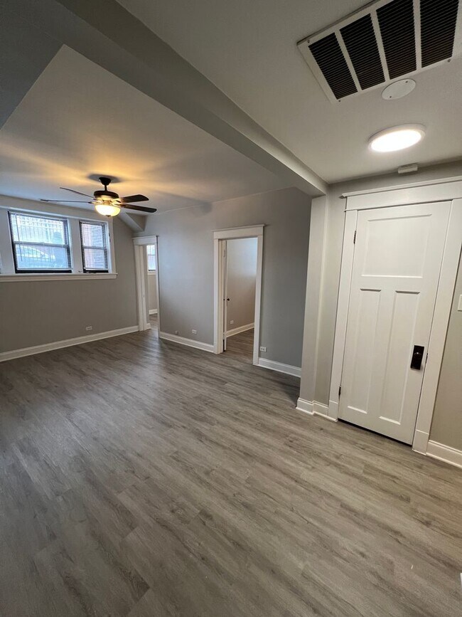 Building Photo - 3614 N. Paulina-3614-G