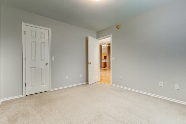 Building Photo - Edmond Schools + 4 bedrooms