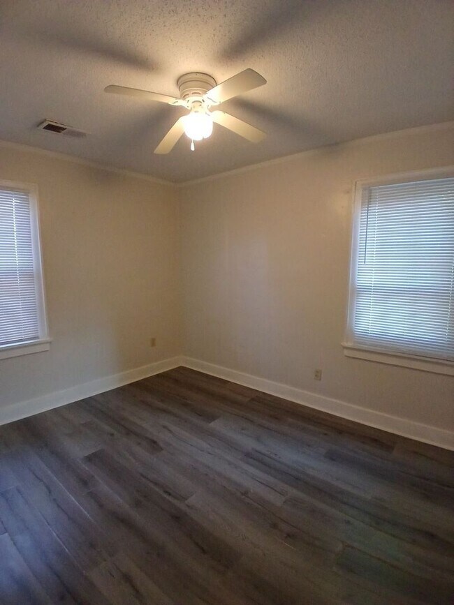 Building Photo - Charming 2 bedroom 1 bath home for rent- S...