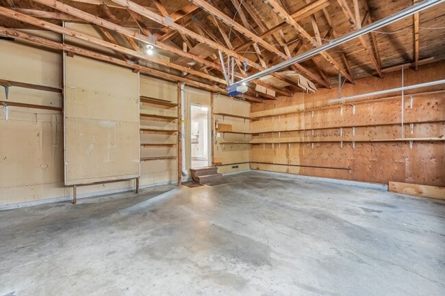 Building Photo - Emerald Estates 4 bed 2 bath with fenced yard