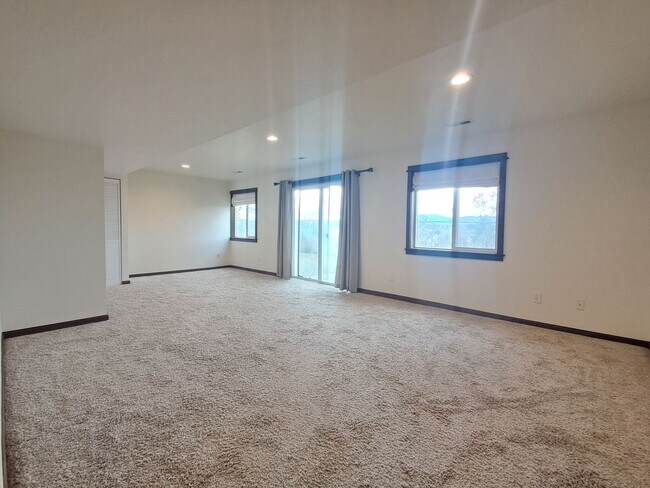 Building Photo - $2,200 -  3 Bed / 2.5 Bath Beautiful Spokane Valley House