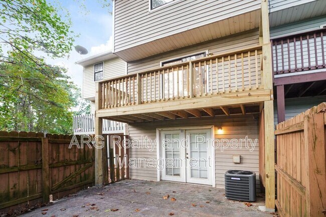 Building Photo - 7042 Oakhill Cir