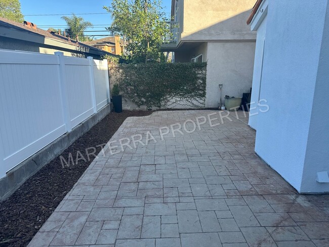 Building Photo - Spacious Eastside Costa Mesa Home