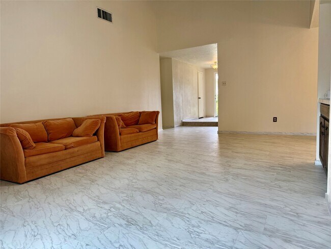 Building Photo - 2802 Valley Forest Dr