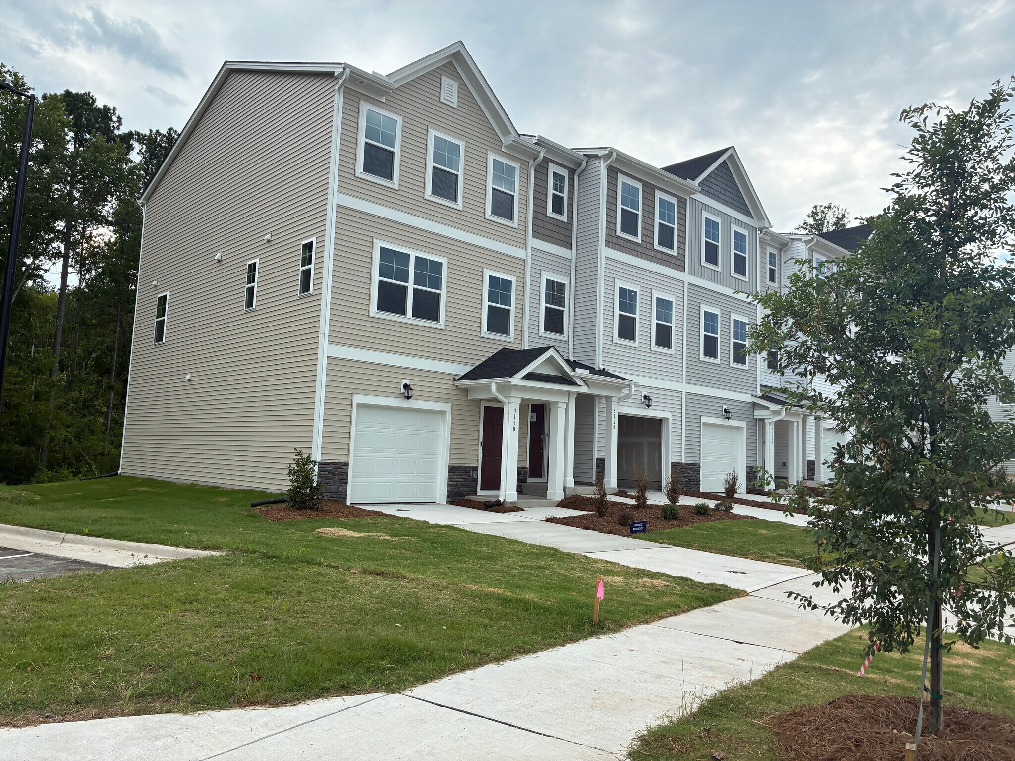 Building Photo - Room in Townhome on Gypsum Dr