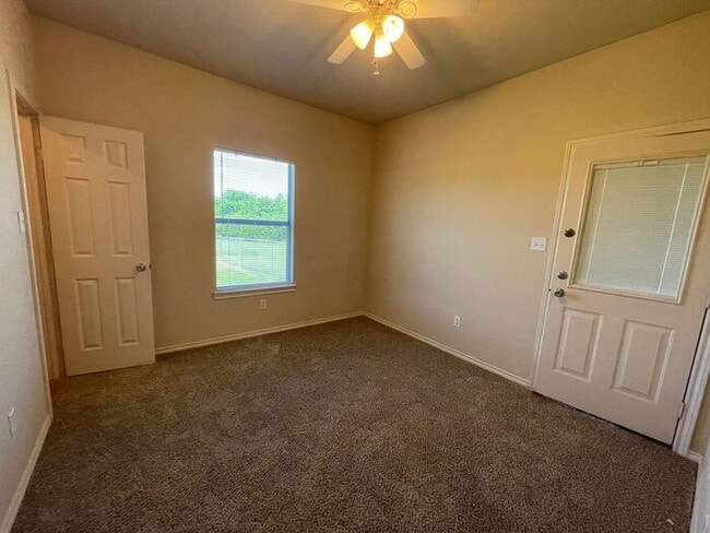 Building Photo - (( SUMMER SPECIAL!!)) Lovely 3/2 Duplex Ho...