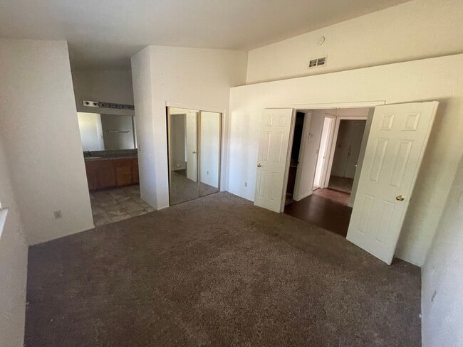 Building Photo - 604 Hovey Way