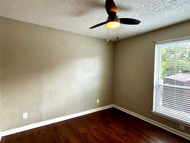 Building Photo - 2401 Manor Rd