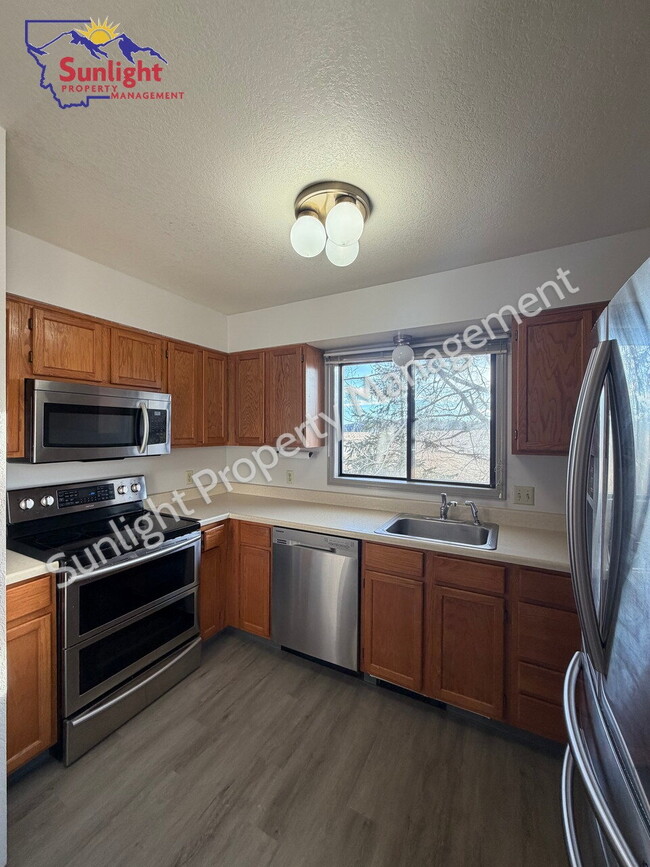 Building Photo - Updated 2-Bedroom Condo in the Heights – Garage, Balcony & Views