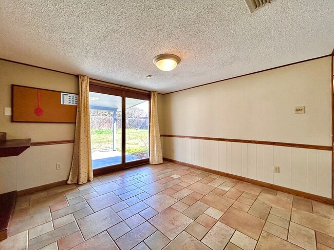 Building Photo - Warm & Inviting 3 Bed, 2 Bath Home with 2-Car Garage & Fireplace