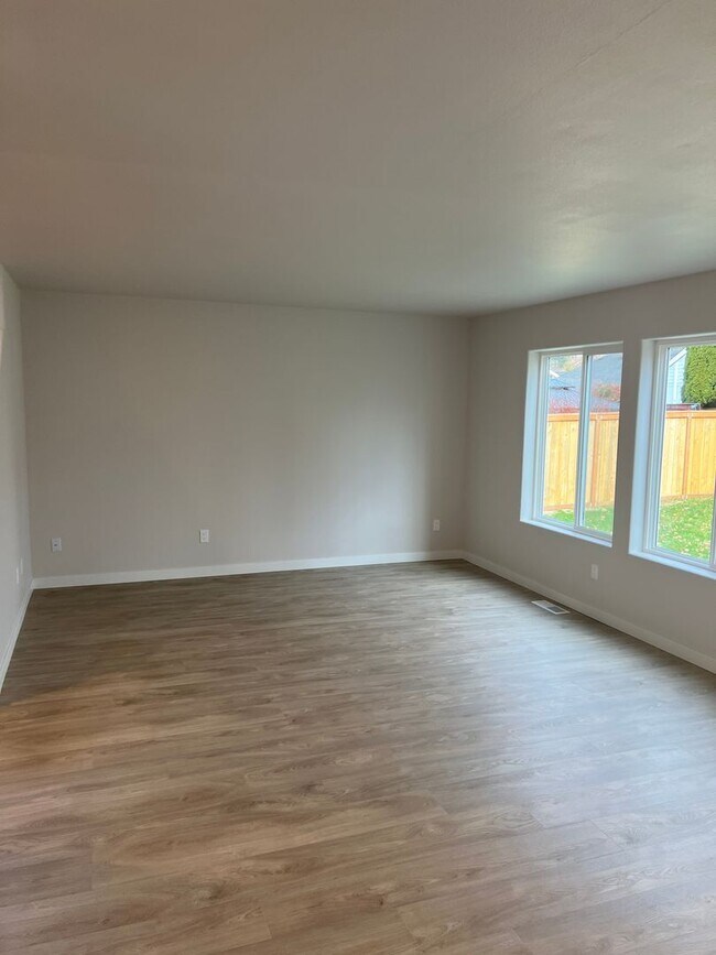 Building Photo - 4200 Ingleside Dr SE