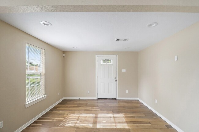 Building Photo - 412 Stowell St