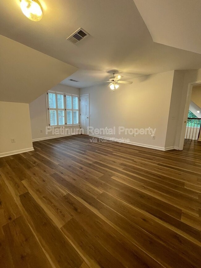 Building Photo - 870 Ingleside Dr