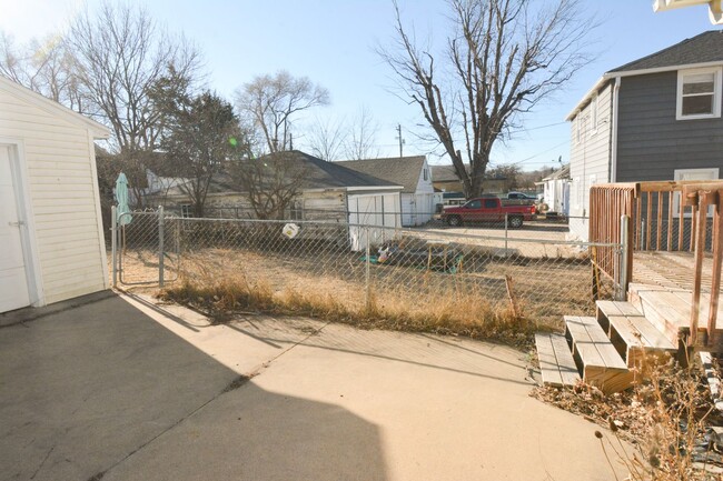 Building Photo - Cute pet friendly home with fenced yard!