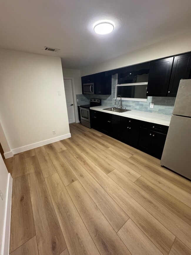 Building Photo - 6070 Longchamp Dr