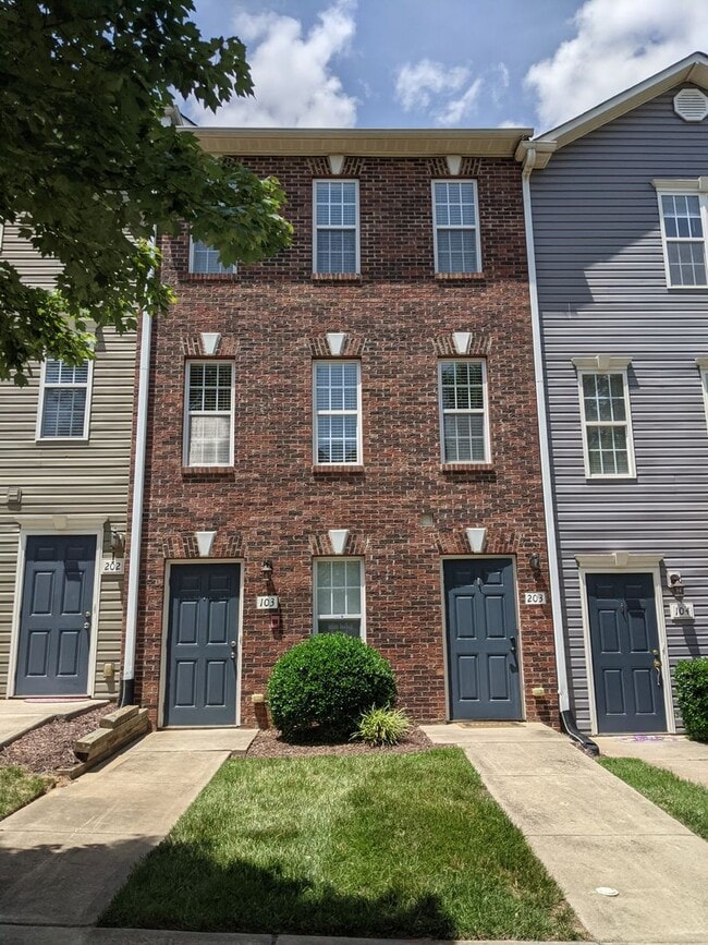 Building Photo - Great Mooresville Location!