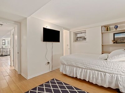 Building Photo - 806 W George St