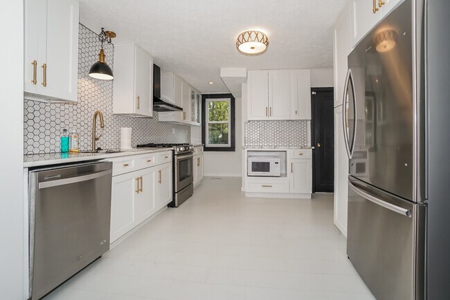 Building Photo - Stunning 4 Bedroom Home!