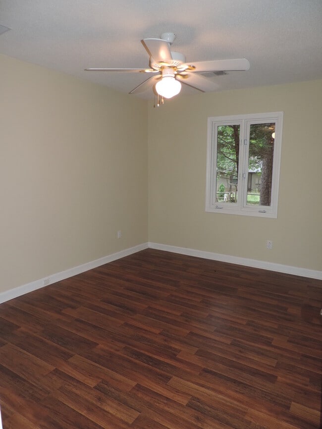 Building Photo - One story with 3 beds and 2 bath ranch hom...