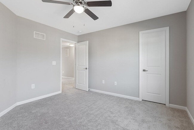 Building Photo - Great corner lot in Austin Creek with Fenced in Yard!