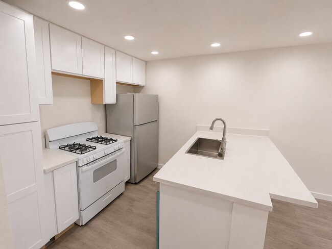 Building Photo - 537 W Colden Ave