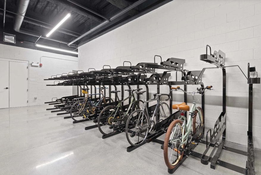 Building Photo - 948 W Sunnyside Ave