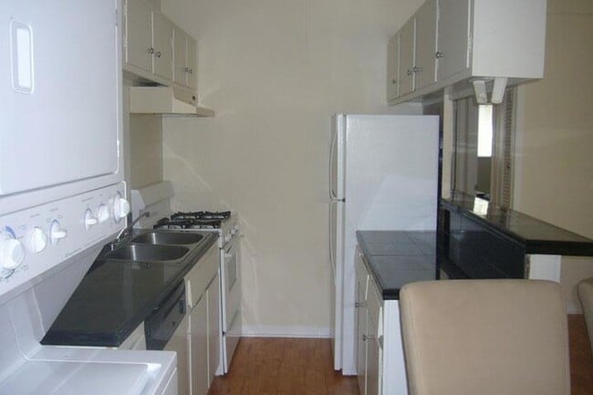 Building Photo - 608 W 51st St