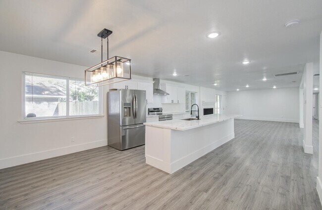 Building Photo - 595 River Plantation Dr