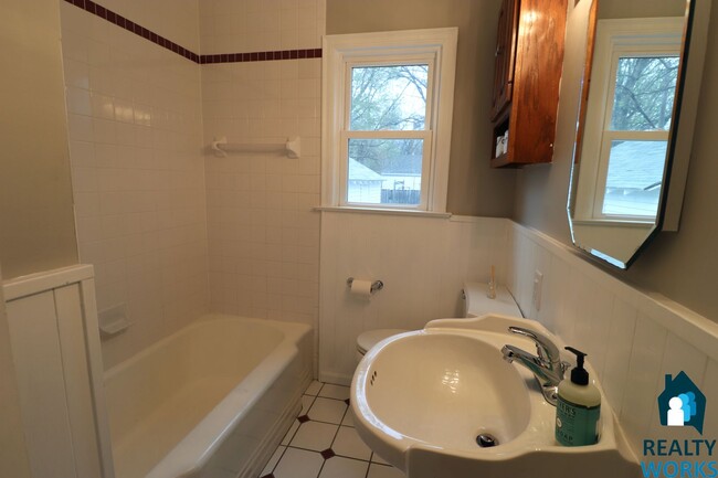 Building Photo - Adorable 3 Bed House!