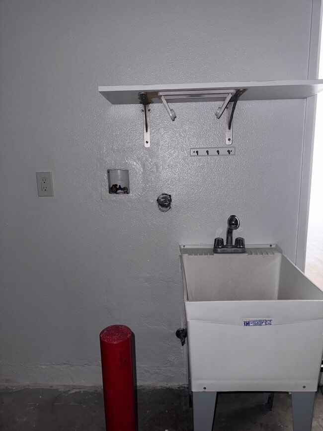Building Photo - Spacious Home in Huntington Park HOA Commu...