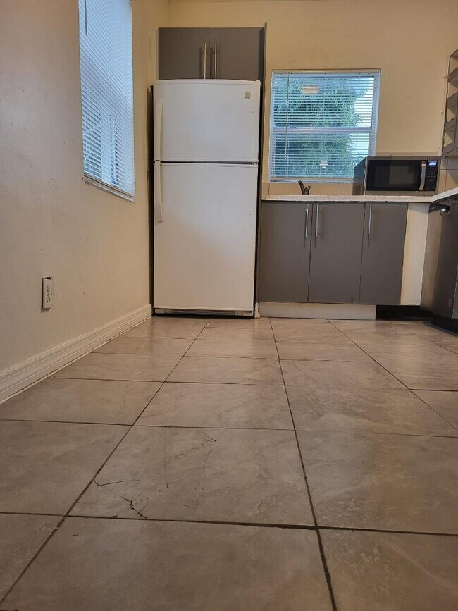 Building Photo - 1013 State St