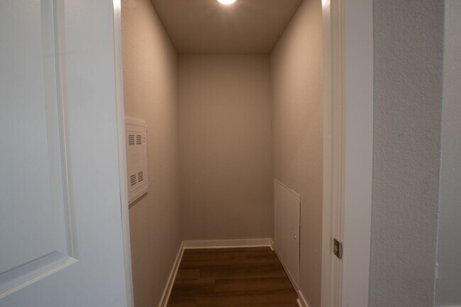 Building Photo - 1183 N Pink Ter