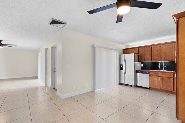 Building Photo - 1420 Augusta Cir