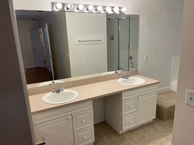 Building Photo - Beautiful 3bed/2bath townhouse close to Di...