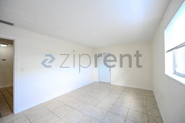 Building Photo - 6040 SW 26th St