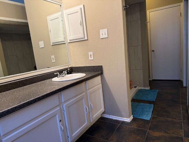 Building Photo - Private Condo Close to the Medical Center