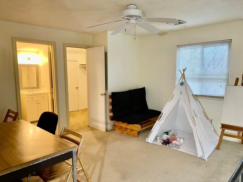 Building Photo - 300 Brittany Farms Rd