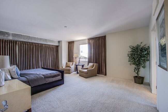 Building Photo - Absolutely stunning high rise loft at Metr...