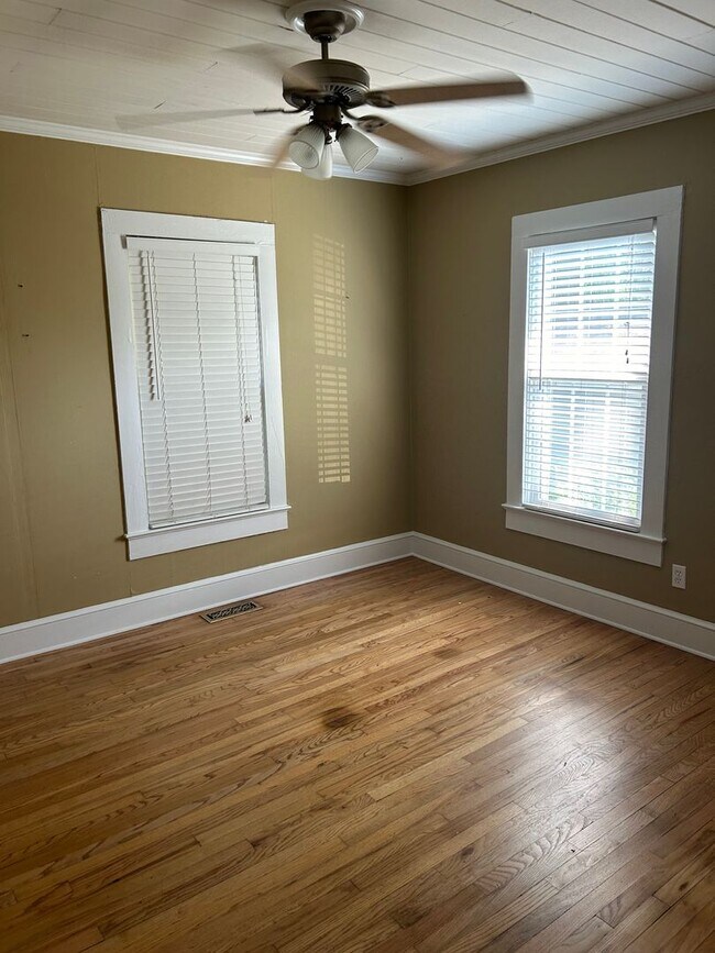 Building Photo - CHARMER LOCATED IN THE HEART OF DOWNTOWN CONWAY