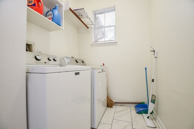 Building Photo - 9641 Weldridge Dr