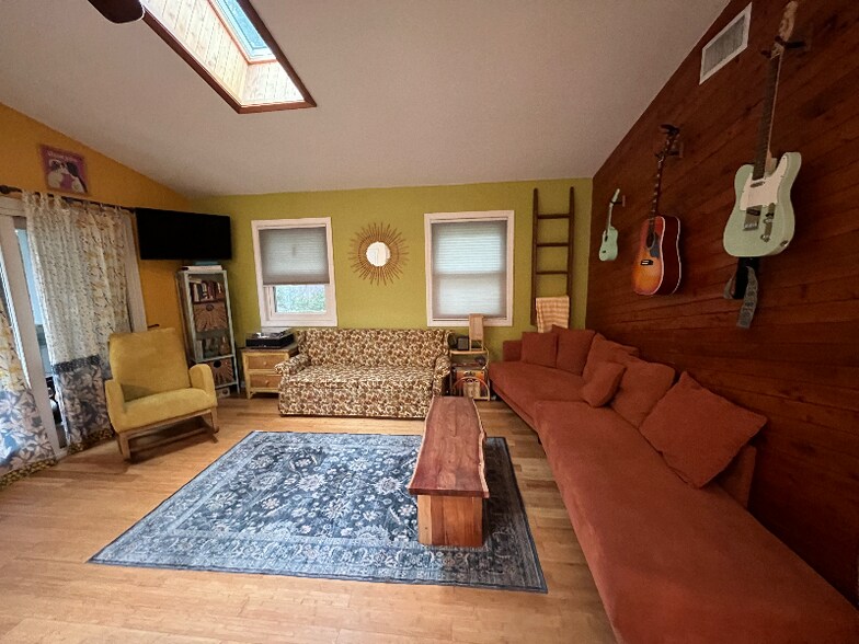 Building Photo - 377 Sir Chandler Dr