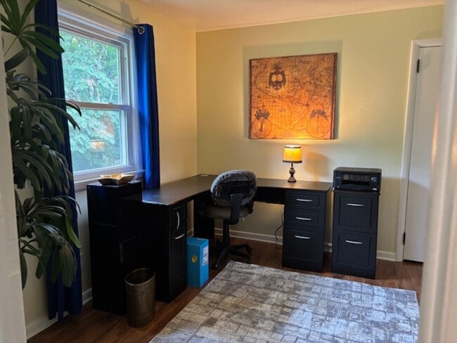 Building Photo - Knoxville 37921 - 3 bedroom, 1 Bath Upstairs Unit,  - Contact Troy Adams (865) 233-6949