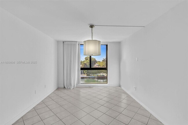 Building Photo - 9800 W Bay Harbor Dr