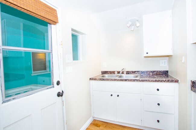 Building Photo - 915 E Balboa Blvd