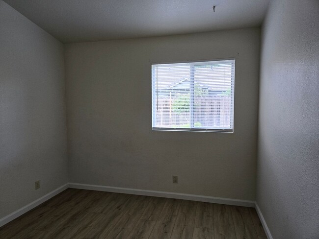 Building Photo - 369 Leffler Pl
